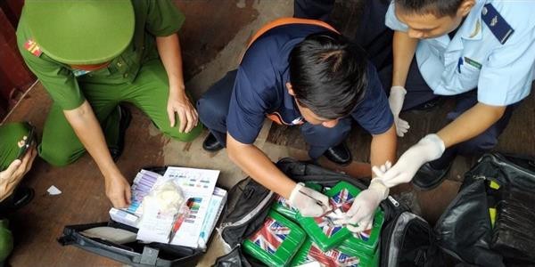 100 bánh cocaine trong container phế liệu trị giá 800 tỷ đồng - ảnh 1