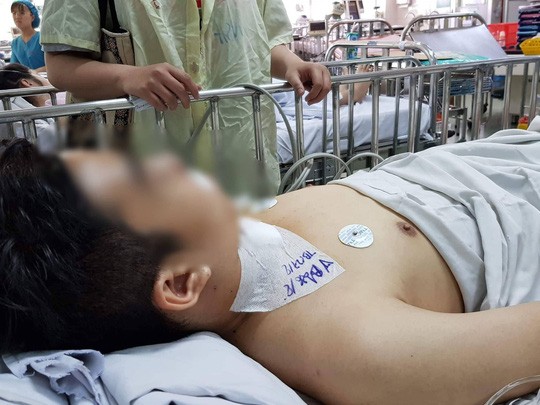 Thiếu niên 13 tuổi đâm 2 bố con chủ nhà khi giật cô hồn - ảnh 1