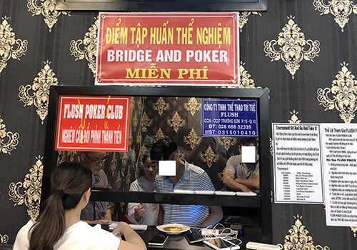 Sòng Poker ăn tiền ở Sài Gòn bị cảnh sát đột kích - ảnh 1