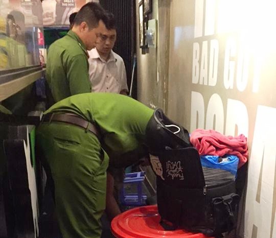 Quán trà sữa bị ném vật nổ, nhiều người hoảng sợ tháo chạy - ảnh 1