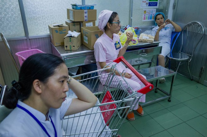 Cuộc chiến xuyên đêm chống dịch sởi ở viện Nhi Đồng 1 - ảnh 10