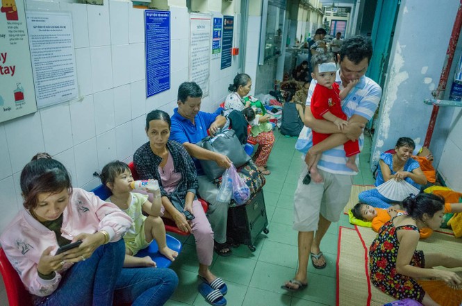 Cuộc chiến xuyên đêm chống dịch sởi ở viện Nhi Đồng 1 - ảnh 1