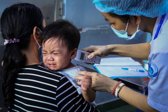 Cuộc chiến xuyên đêm chống dịch sởi ở viện Nhi Đồng 1 - ảnh 3
