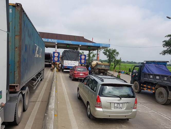 Nhân viên BOT Cầu Rác từ chối bán vé vì tài xế dùng tiền xu - ảnh 2