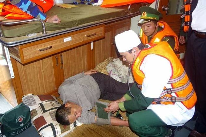 Cứu 11 thuyền viên trôi dạt trên biển - ảnh 2