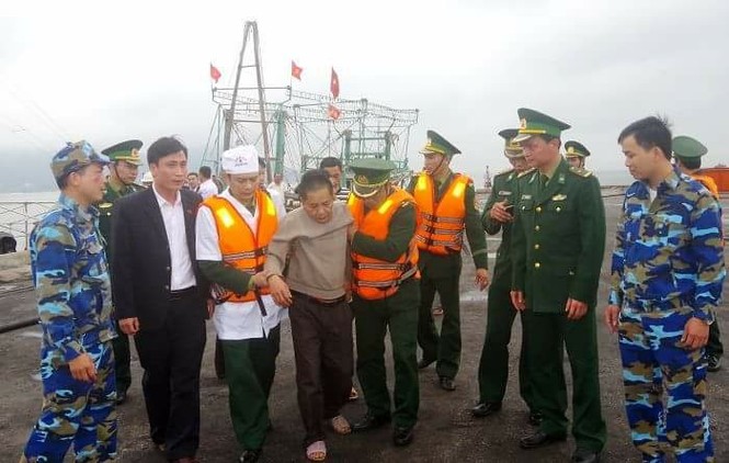 Cứu 11 thuyền viên trôi dạt trên biển - ảnh 1