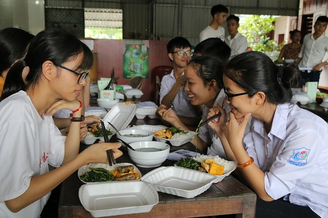 Hàng trăm suất cơm trao tay ấm lòng sĩ tử - ảnh 2