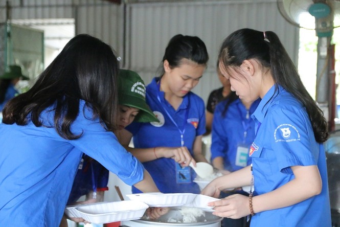 Hàng trăm suất cơm trao tay ấm lòng sĩ tử - ảnh 1