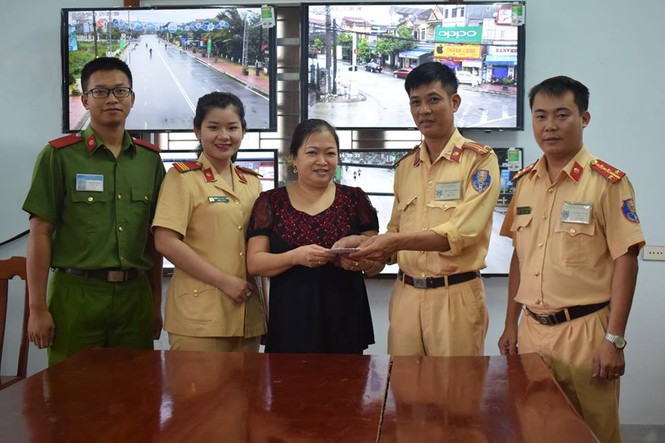 CSGT Công an huyện Nghi Xuân trả lại tiền cho người đánh rơi - ảnh 1