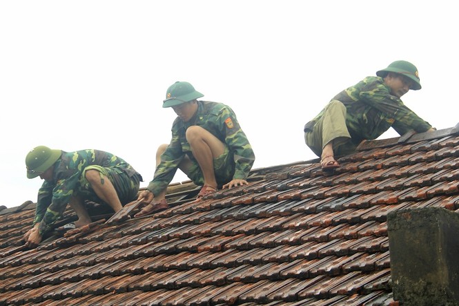 Hàng trăm cán bộ, chiến sỹ giúp dân sửa nhà bị tốc mái - ảnh 3