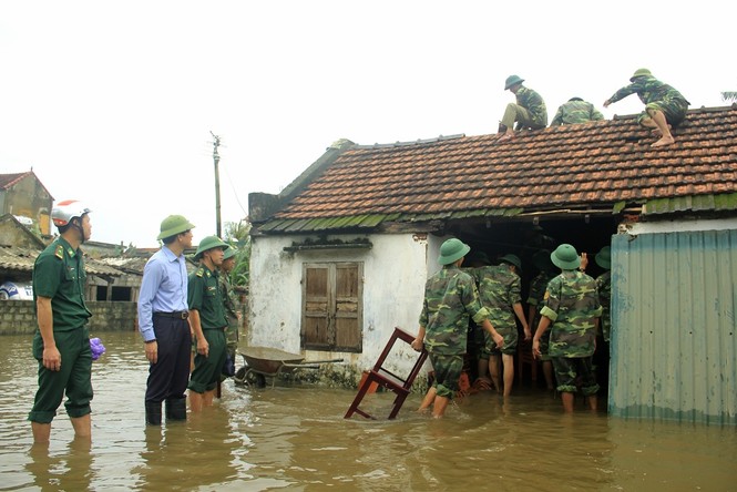 Hàng trăm cán bộ, chiến sỹ giúp dân sửa nhà bị tốc mái - ảnh 1
