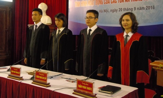 Thẩm phán TAND tối cao thí điểm trang phục mới - ảnh 1