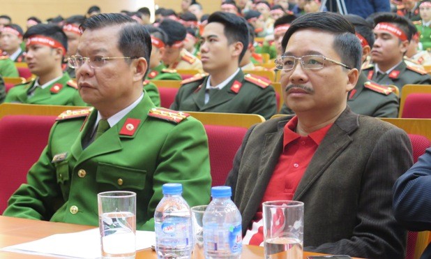 Hàng trăm cán bộ, chiến sĩ công an Hà Nội hiến máu tình nguyện - ảnh 1