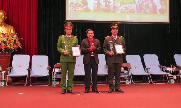 Hàng trăm cán bộ, chiến sĩ công an Hà Nội hiến máu tình nguyện - ảnh 7