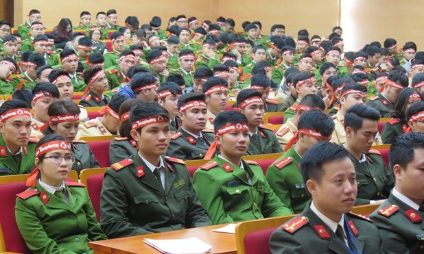 Hàng trăm cán bộ, chiến sĩ công an Hà Nội hiến máu tình nguyện - ảnh 2