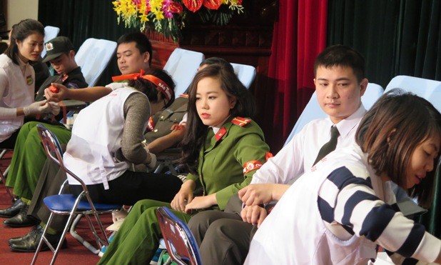 Hàng trăm cán bộ, chiến sĩ công an Hà Nội hiến máu tình nguyện - ảnh 11