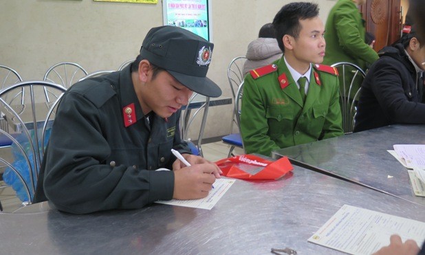 Hàng trăm cán bộ, chiến sĩ công an Hà Nội hiến máu tình nguyện - ảnh 10