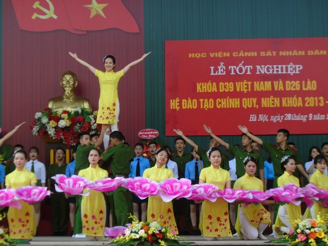 Tốt nghiệp khóa đầu tiên học chương trình 4 năm của Học viện Cảnh sát - ảnh 2