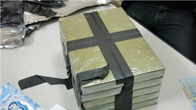 Thanh niên 20 tuổi vận chuyển hàng chục bánh heroin bằng xe khách - ảnh 1