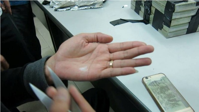 Thanh niên 20 tuổi vận chuyển hàng chục bánh heroin bằng xe khách - ảnh 2