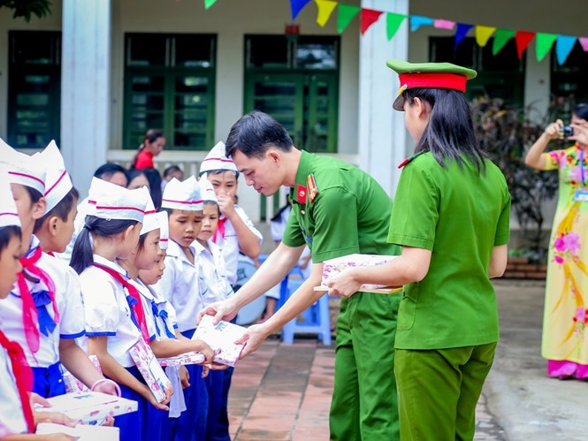 Sinh viên cảnh sát học hết năm nhất sẽ “3 cùng” với người dân - ảnh 4