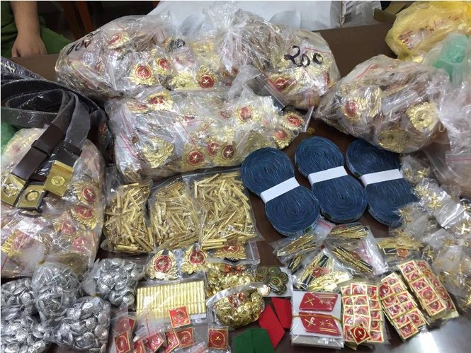 Hà Nội: Thu giữ hơn 7.000 sản phẩm quân trang 'nhái' - ảnh 1