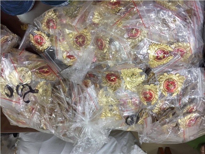 Hà Nội: Thu giữ hơn 7.000 sản phẩm quân trang 'nhái' - ảnh 2