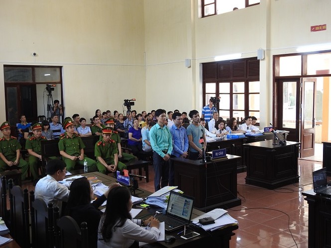 Xét xử vụ chạy thận: Vì sao luật sư đưa phong bì cho phía bị hại? - ảnh 1