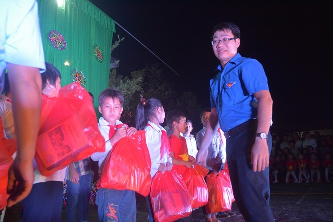 Ngắm trẻ em vùng cao trong đêm hội trăng rằm - ảnh 7