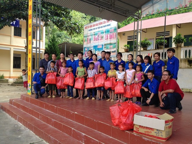 Ngắm trẻ em vùng cao trong đêm hội trăng rằm - ảnh 11