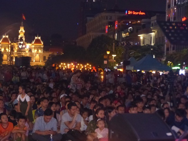 Khán giả xúc động nắm tay nhau 'chia tay' chương trình nghệ thuật trên phố Nguyễn Huệ - ảnh 3