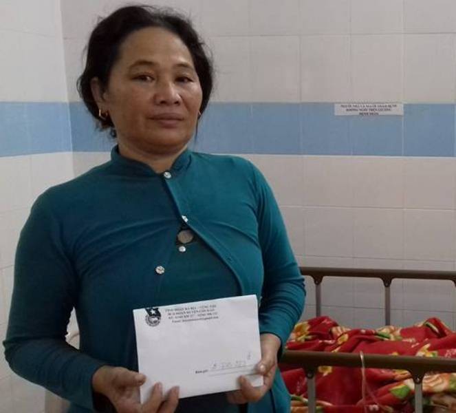 Người dân Côn Đảo góp tiền giúp nạn nhân bị ngộ độc cá nóc - ảnh 2