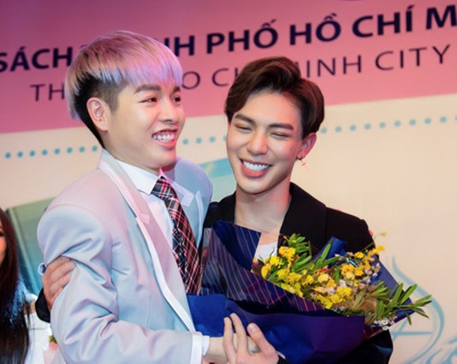 Đức Phúc ra mắt sách, kể chuyện 'Đập mặt làm lại' - ảnh 2