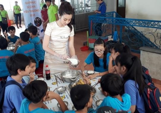 Bữa trưa vui vẻ của Hoa hậu Mỹ Linh ở Nhà may mắn - ảnh 8