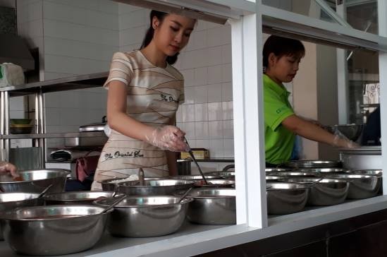 Bữa trưa vui vẻ của Hoa hậu Mỹ Linh ở Nhà may mắn - ảnh 7