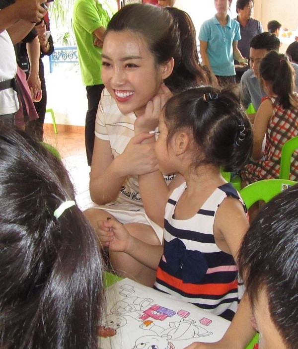 Bữa trưa vui vẻ của Hoa hậu Mỹ Linh ở Nhà may mắn - ảnh 3