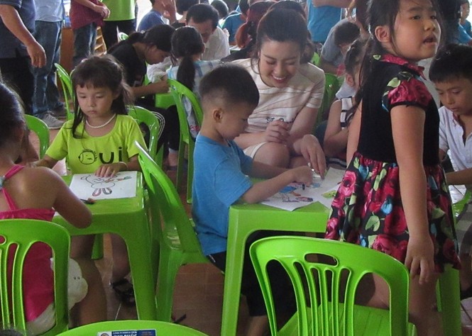 Bữa trưa vui vẻ của Hoa hậu Mỹ Linh ở Nhà may mắn - ảnh 5