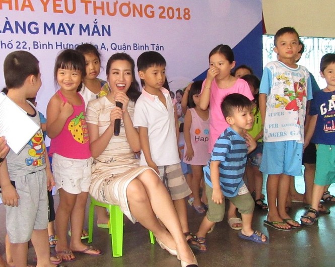Bữa trưa vui vẻ của Hoa hậu Mỹ Linh ở Nhà may mắn - ảnh 6