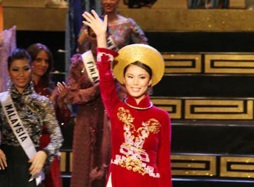 'Chim công' Linh Nga sẽ 'thi tài' cùng Hoa hậu Hoàn vũ Riyo Mori - ảnh 1