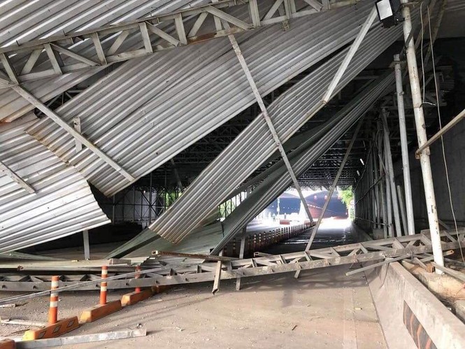 Xe tải kéo sập giàn giáo trước hầm Thủ Thiêm lúc rạng sáng - ảnh 1