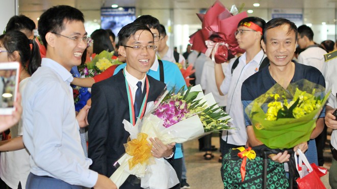 Rợp cờ hoa chào đón các cậu bé vàng olympic vật lý và hóa học 2018 - ảnh 5