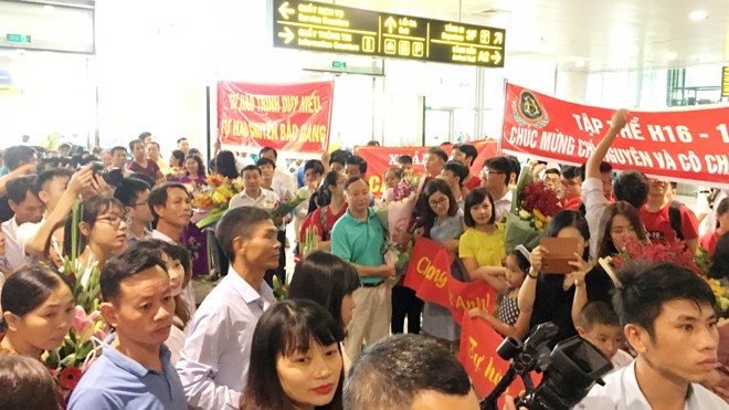 Rợp cờ hoa chào đón các cậu bé vàng olympic vật lý và hóa học 2018 - ảnh 2