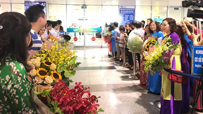 Rợp cờ hoa chào đón các cậu bé vàng olympic vật lý và hóa học 2018 - ảnh 1