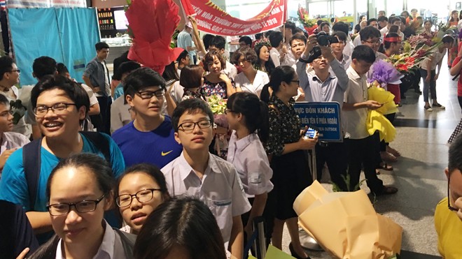 Rợp cờ hoa chào đón các cậu bé vàng olympic vật lý và hóa học 2018 - ảnh 3