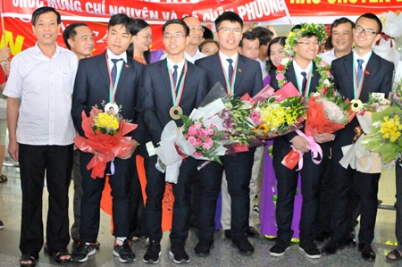 Rợp cờ hoa chào đón các cậu bé vàng olympic vật lý và hóa học 2018 - ảnh 9