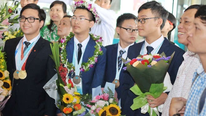 Rợp cờ hoa chào đón các cậu bé vàng olympic vật lý và hóa học 2018 - ảnh 8
