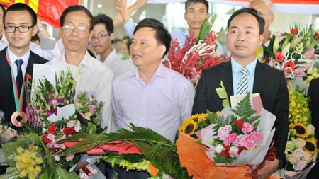 Rợp cờ hoa chào đón các cậu bé vàng olympic vật lý và hóa học 2018 - ảnh 7