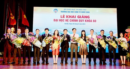 Bảo Việt trao hơn 5 tỷ đồng học bổng nhân dịp khai giảng - ảnh 2