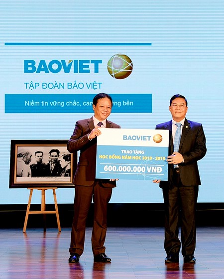 Bảo Việt trao hơn 5 tỷ đồng học bổng nhân dịp khai giảng - ảnh 1
