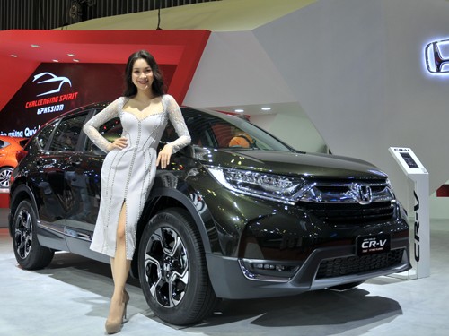 Dàn mẫu Việt đọ sắc cùng mẫu Tây tại VMS 2018 - ảnh 2